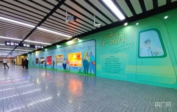“書香上海”進(jìn)地鐵成為流動(dòng)風(fēng)景線